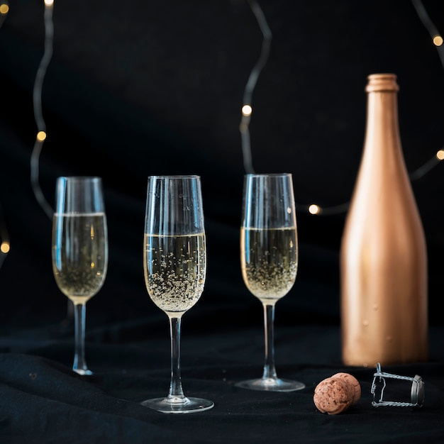 Kostenloses Foto drei champagnergläser auf tabelle