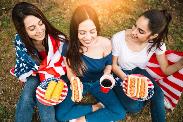 Kostenloses Foto drei damen, die auf dem boden sitzen