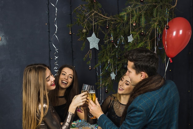 Kostenloses Foto drei freunde, die 2018 mit champagner feiern