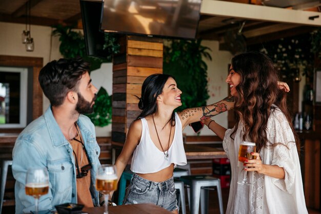 Drei Freunde grüßen sich gegenseitig in bar