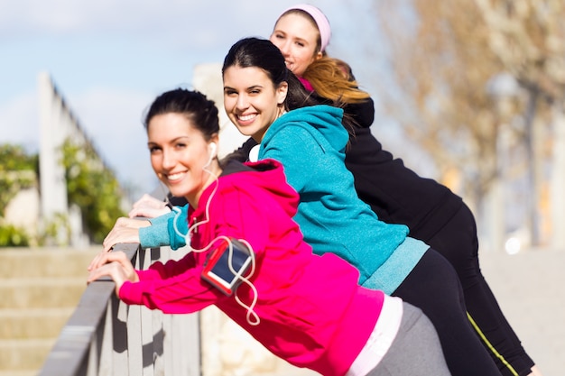 Kostenloses Foto drei freunde machen push-ups