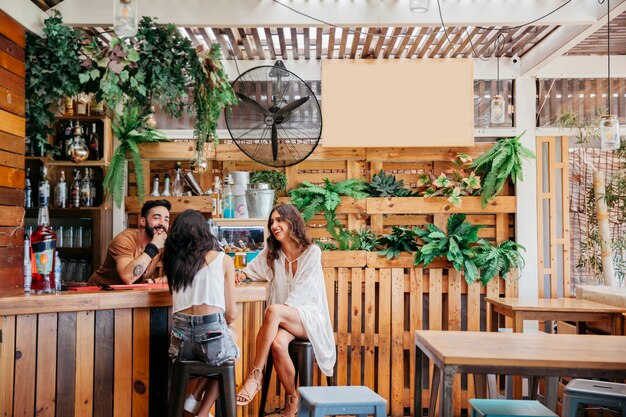 Drei Freunde sitzen an der Bar