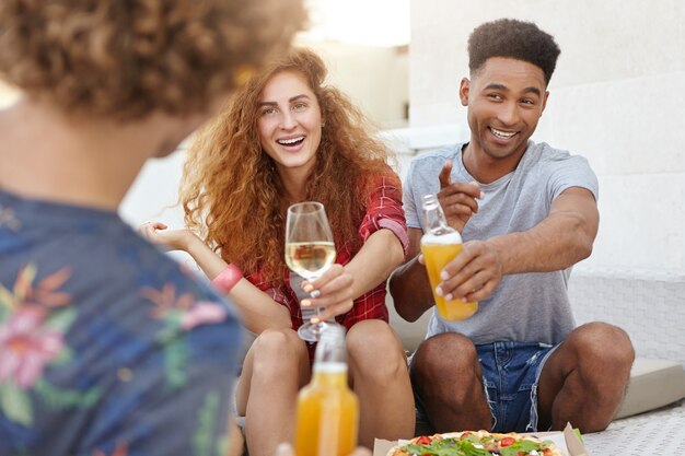 Drei Freunde verbringen Zeit in einer Kneipe während der Mittagspause