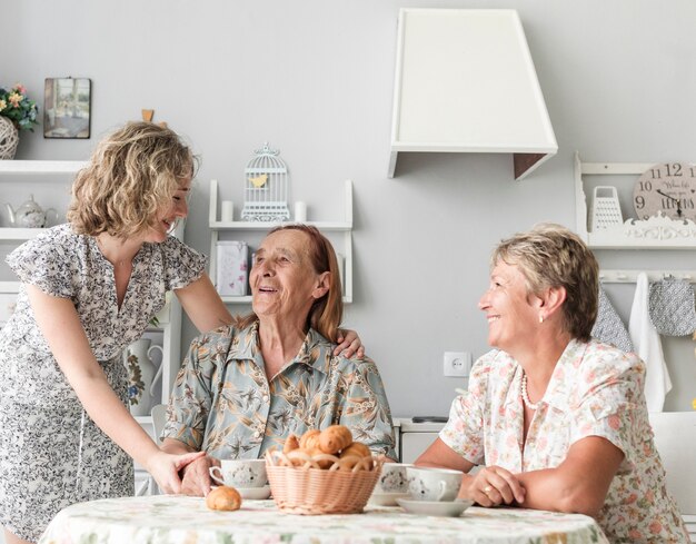 Drei Generationen von Frauen, die in der Küche frühstücken