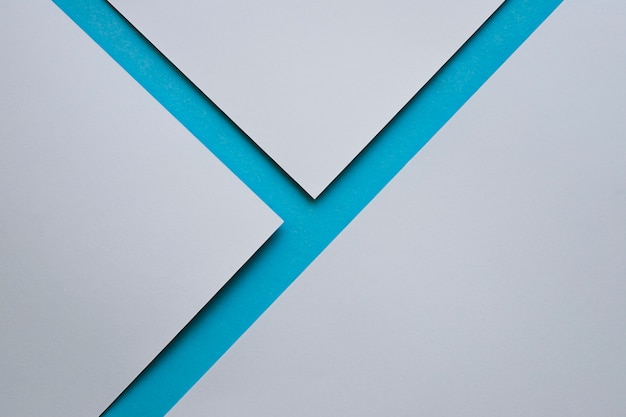 Drei graue craftpapers auf blauer Oberfläche