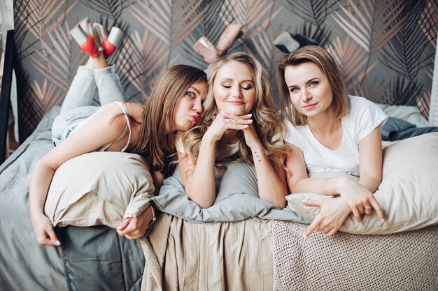 Drei kaukasische Freundinnen im Pyjama haben viel Spaß zusammen