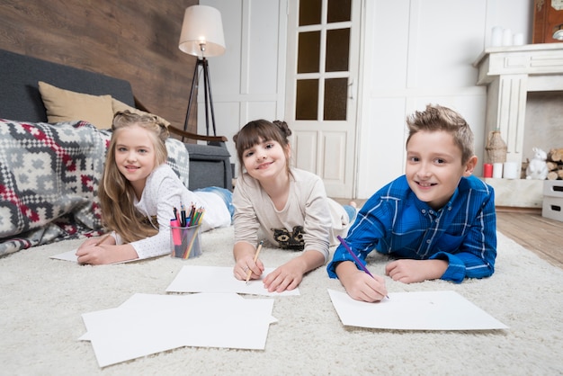 Drei Kinder, die Hausaufgaben machen