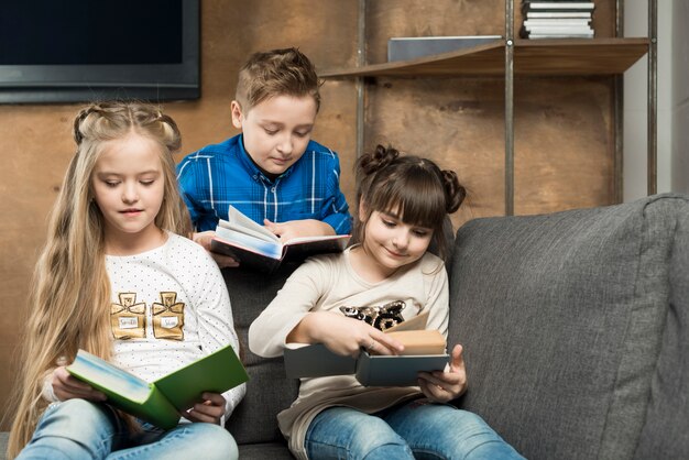 Drei Kinder lesen