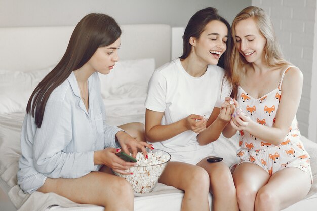 Drei Mädchen feiern zu Hause eine Pyjama-Party