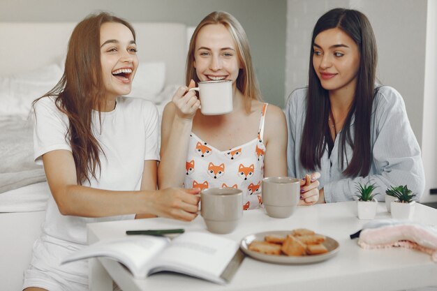 Drei Mädchen feiern zu Hause eine Pyjama-Party