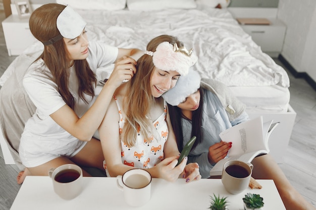 Drei Mädchen feiern zu Hause eine Pyjama-Party