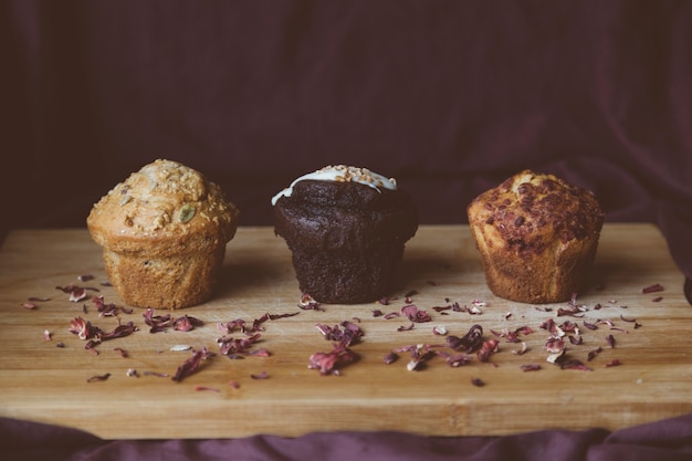 Kostenloses Foto drei muffins