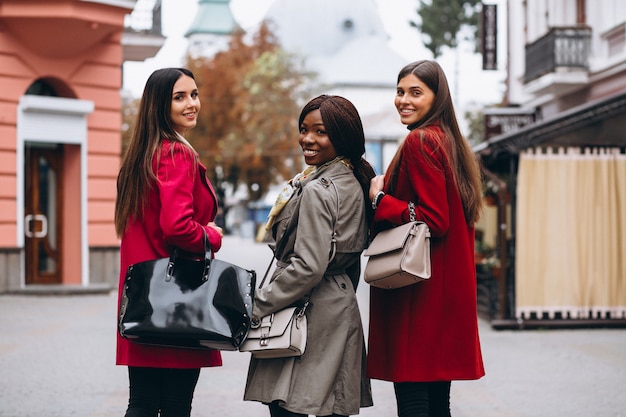 Drei multikulturelle Frauen auf der Straße
