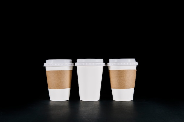 Drei nehmen Kaffeetassen weg
