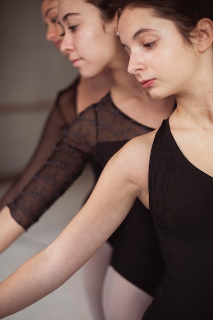 Kostenloses Foto drei professionelle balletttänzer in trikots tanzen zusammen