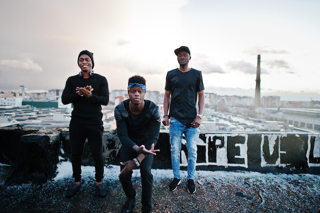 Kostenloses Foto drei rap-sänger spielen auf dem dach