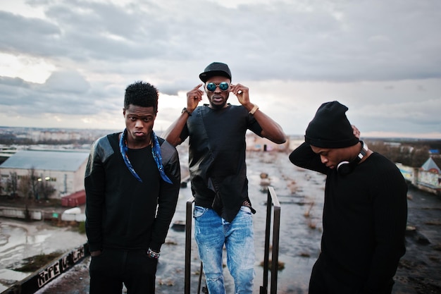 Kostenloses Foto drei rap-sänger spielen auf dem dach