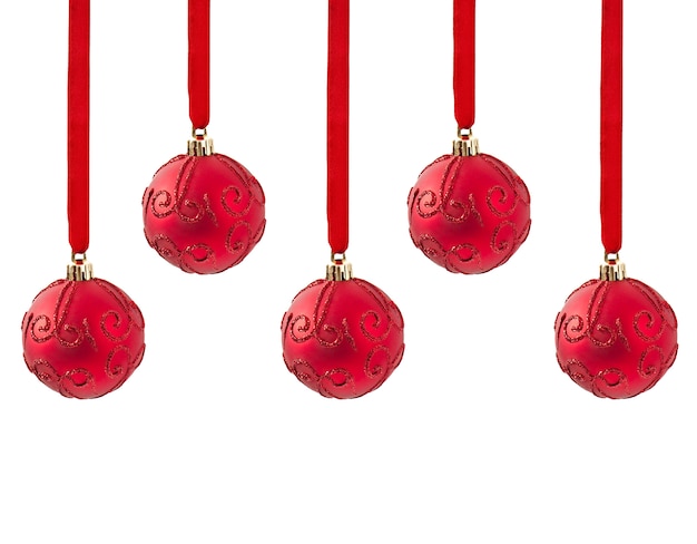 Drei rote Weihnachtskugeln hängen am Band lokalisiert auf Weiß