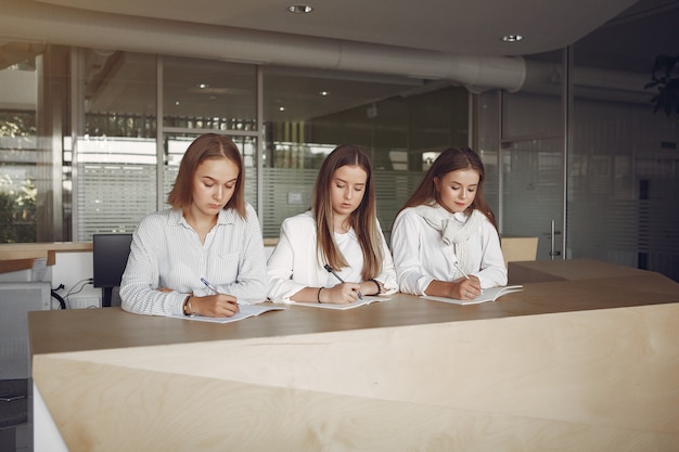 Drei Schüler sitzen in einer Klasse am Tisch