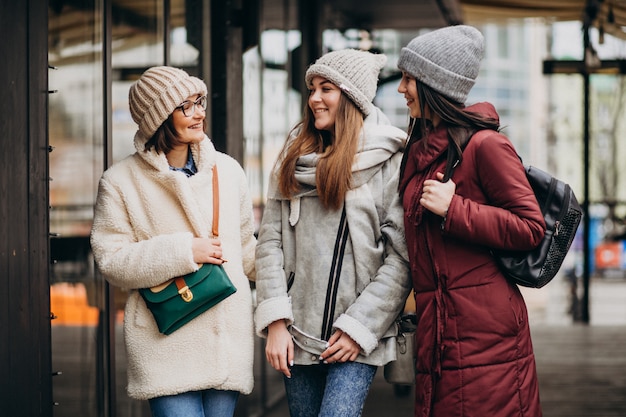 Drei Studenten im Winteroutfit auf der Straße