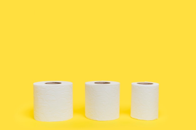 Drei unterschiedlich große Toilettenpapierrollen