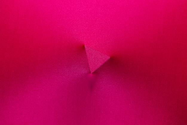 Dreieck-Aufdruck in der Mitte des magentafarbenen Gewebes