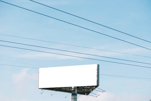 Dreieck Billboard unter Drähten