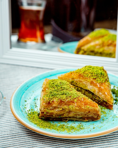 Dreieckig geformtes türkisches Dessert mit Pistazie
