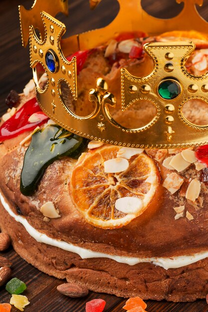 Dreikönigskuchen Roscon de Reyes und Krone mit Rubinen