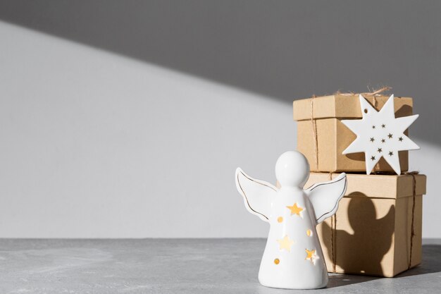 Dreikönigstag Engelsfigur mit Geschenkboxen und Kopierraum