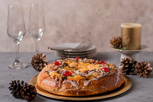 Kostenloses Foto dreikönigstag köstlicher kuchen mit gläsern und telleranordnung