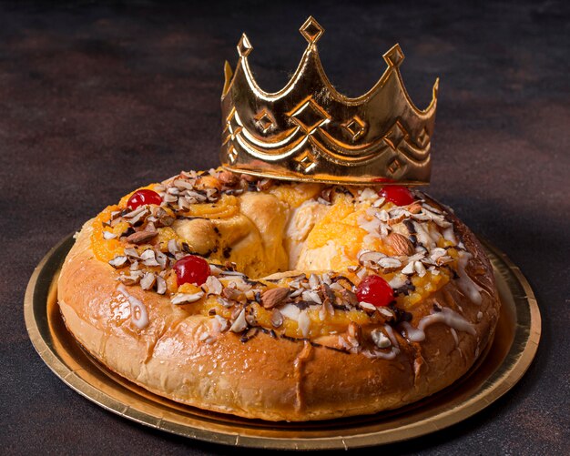 Dreikönigstag köstlicher Kuchen mit goldener Königskrone