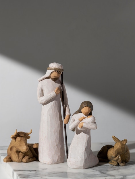 Dreikönigstag weibliche und männliche Figur mit Neugeborenen und Rindern