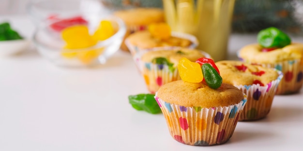 Dreikönigstagsdesserts auf dem Tisch mit Kopierraum