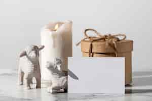 Kostenloses Foto dreikönigstagsschaffiguren mit geschenkbox und kerze