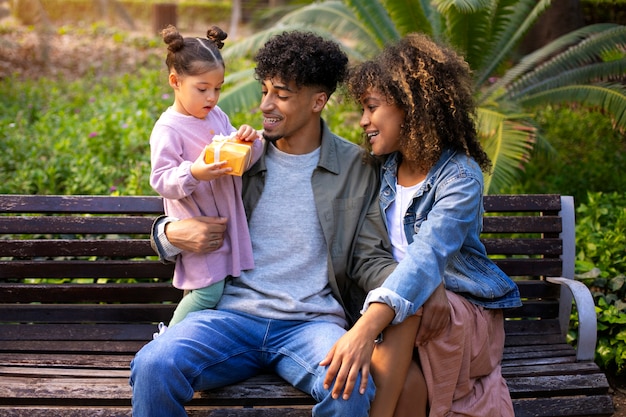 Dreiköpfige Familie, die am Vatertag Zeit im Freien verbringt