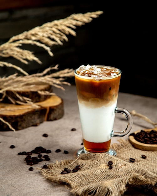 Kostenloses Foto dreischichtiger eiskaffee in glas