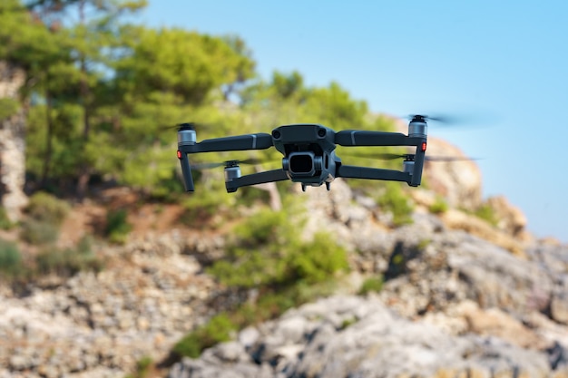 Drohnen-Hubschrauber fliegt mit Digitalkamera.
