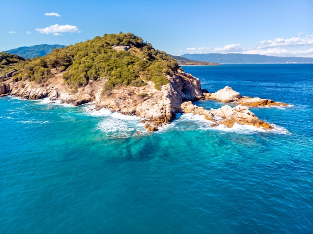Drohnen-Luftaufnahme von Meer und Felsen in Olympiada Chalkidiki Griechenland