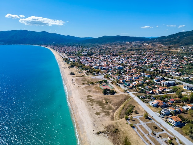 Drohnenansicht des Meeres in Asprovalta-Dorf Griechenland