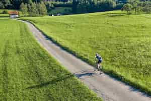 Kostenloses Foto drohnenansicht eines radfahrers