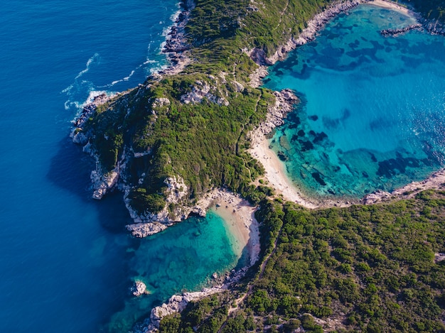 Drohnenaufnahme des atemberaubenden Ufers von Porto Timoni mit tiefem tropischen Blau und klarem türkisfarbenem Meer