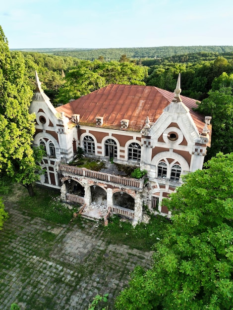 Kostenloses Foto drohnenaufnahme des pommer-herrenhauses in taul moldawien. altes verlassenes gebäude mit viel grün drumherum