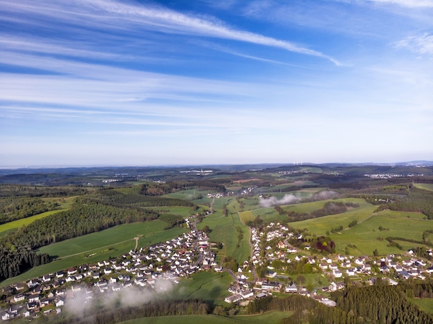 Drohnenfotografie von schönen grünen Feldern der Landschaft an einem sonnigen Tag