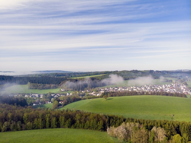 Drohnenfotografie von schönen grünen Feldern der Landschaft an einem sonnigen Tag