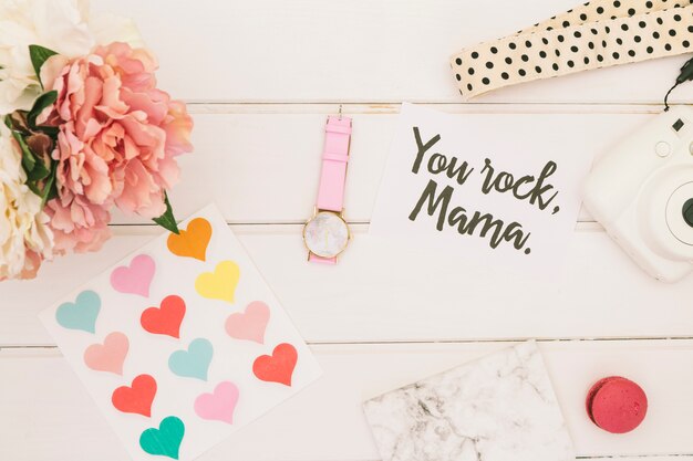 Du rockst Mama Inschrift mit Blumen und Herzen