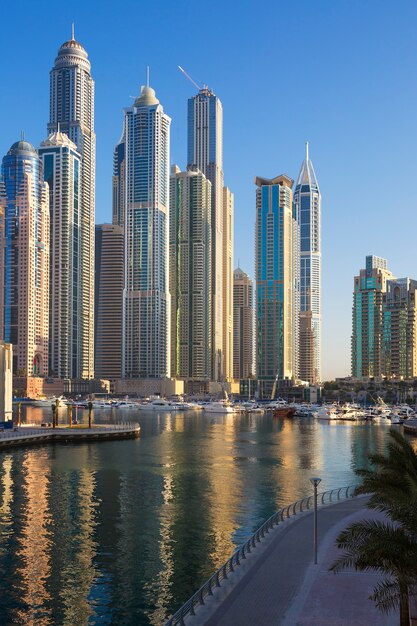DUBAI, VEREINIGTE ARABISCHE EMIRATE - 11. NOVEMBER: Ansicht der Dubai Marina Towers in Dubai, Vereinigte Arabische Emirate am 11. November 2014. Dubai Marina ist ein Stadtteil in Dubai und eine künstliche Kanalstadt.