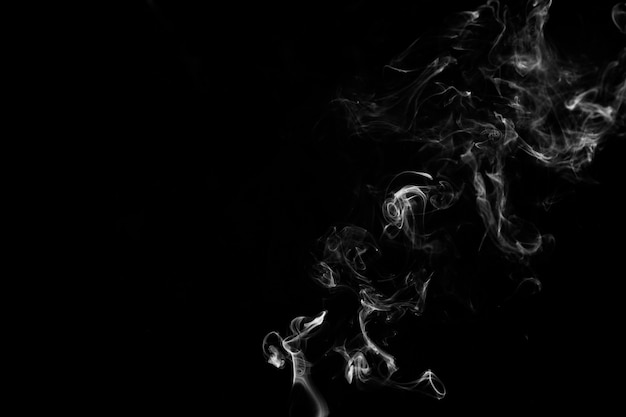 Dünner weißer Rauch auf schwarzem Hintergrund