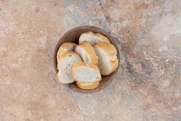 Duftende Brotscheiben in Holzschale