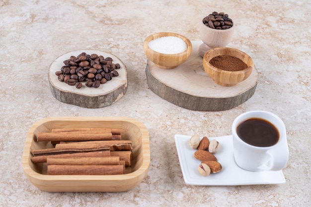 Duftendes Arrangement mit Zimt, Kaffee, Zucker und Nüssen